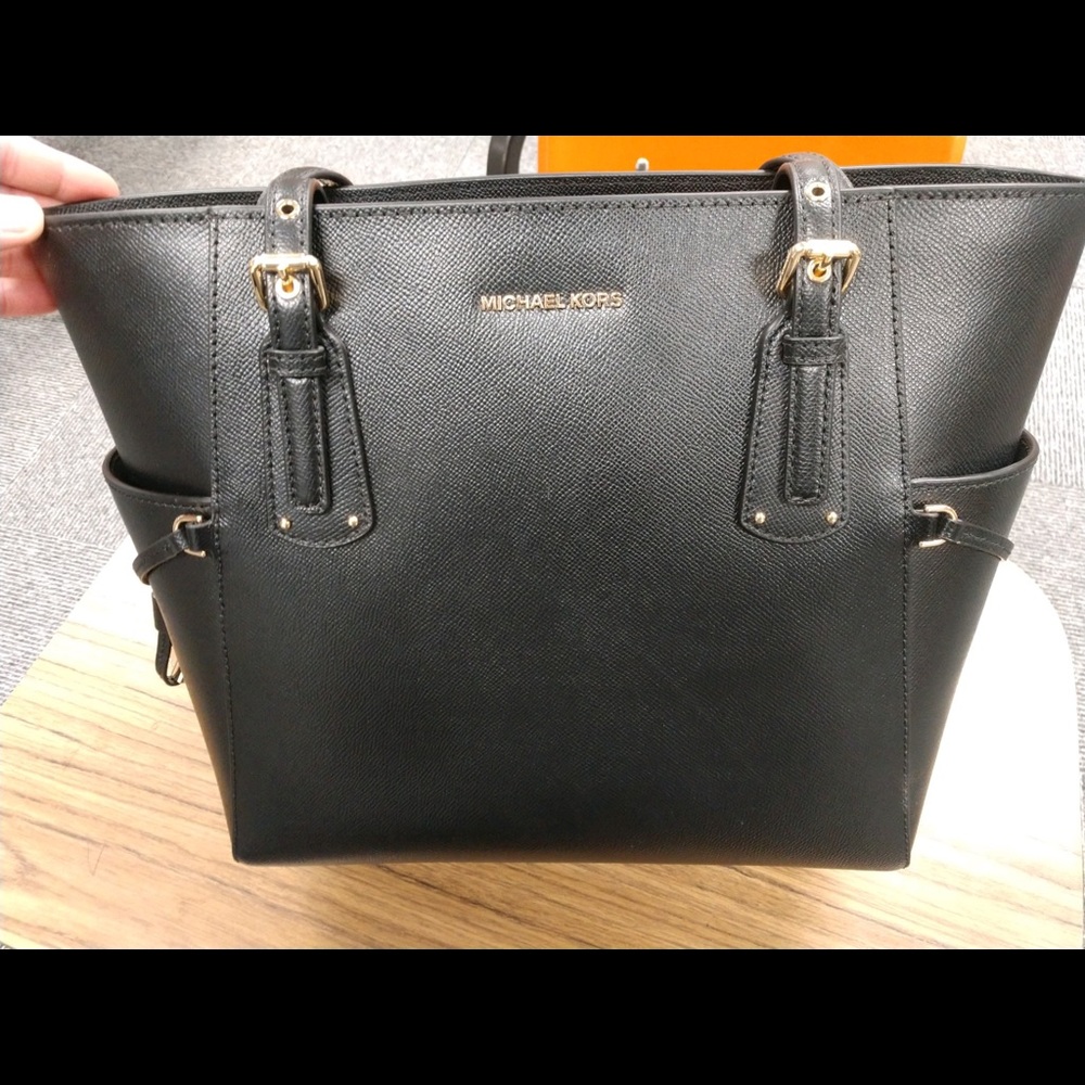 MICHAEL MICHAEL KORS Voyager Small Crossgrain Leather Tote Bag